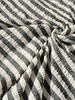 Tissu en coton froissé extensible neutre, surface texturée, coton tissé à la main blanc cassé, coton beige biologique semi-transparent et non blanchi.