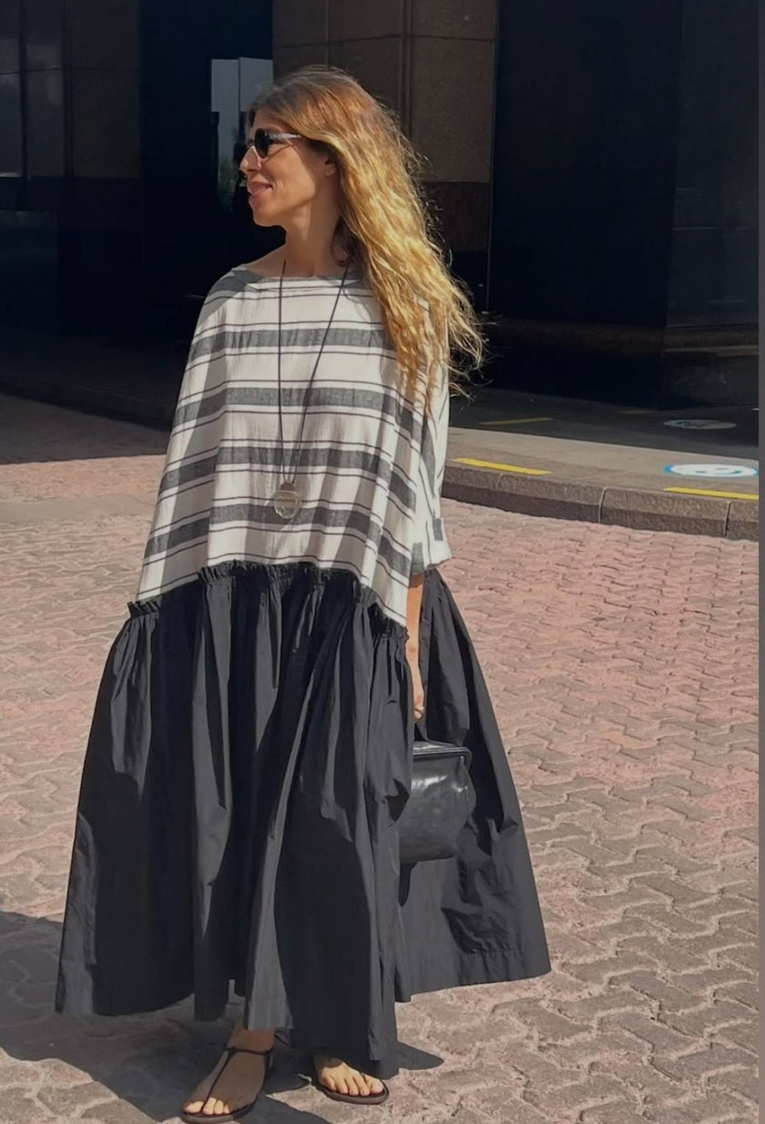 Tissu naturel en gaze de coton à rayures noires.