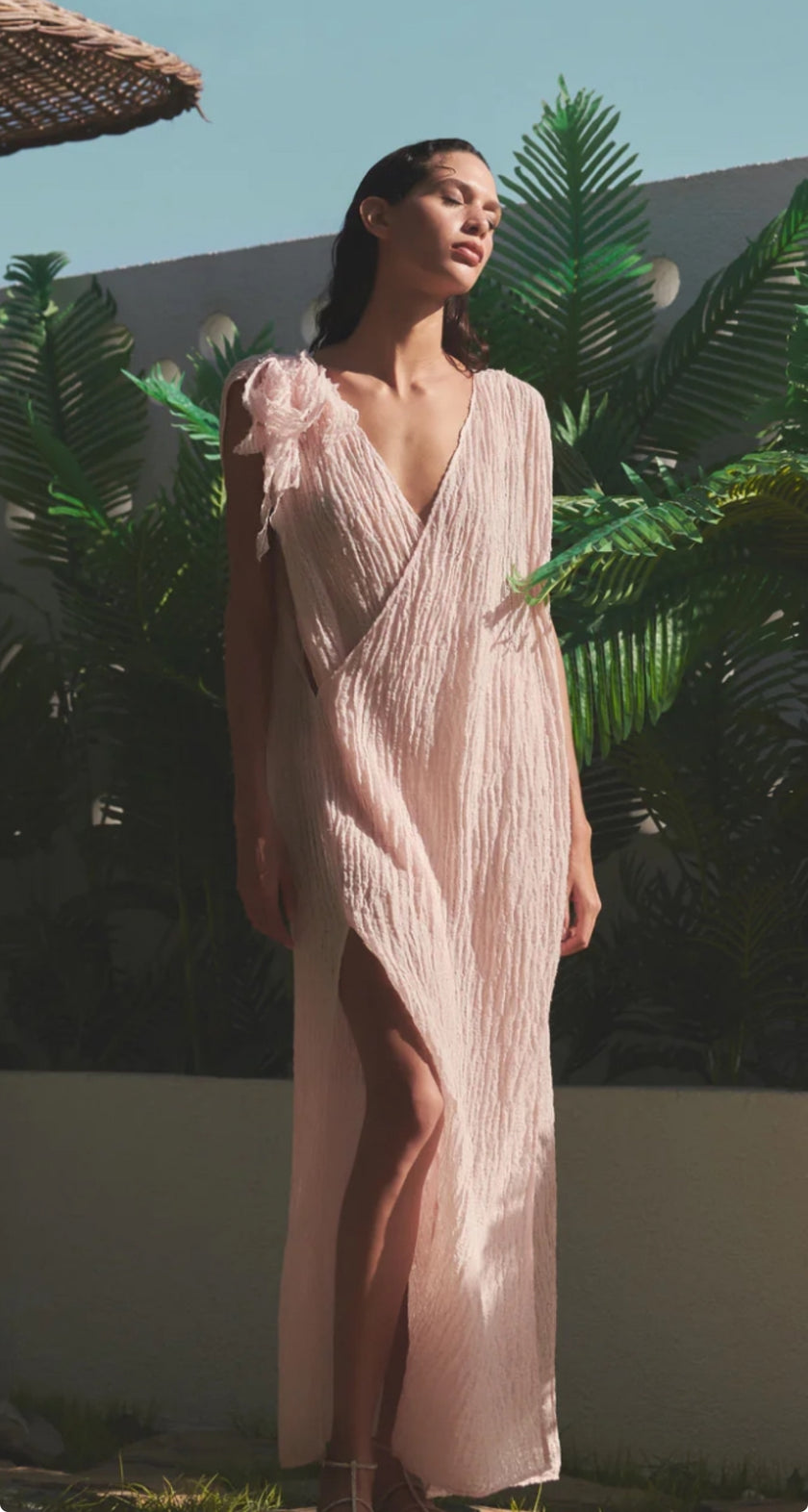 Tissu en lin rose rose sec par cour, tissu en coton biologique, tissus naturels semi-transparents texturés à la main.