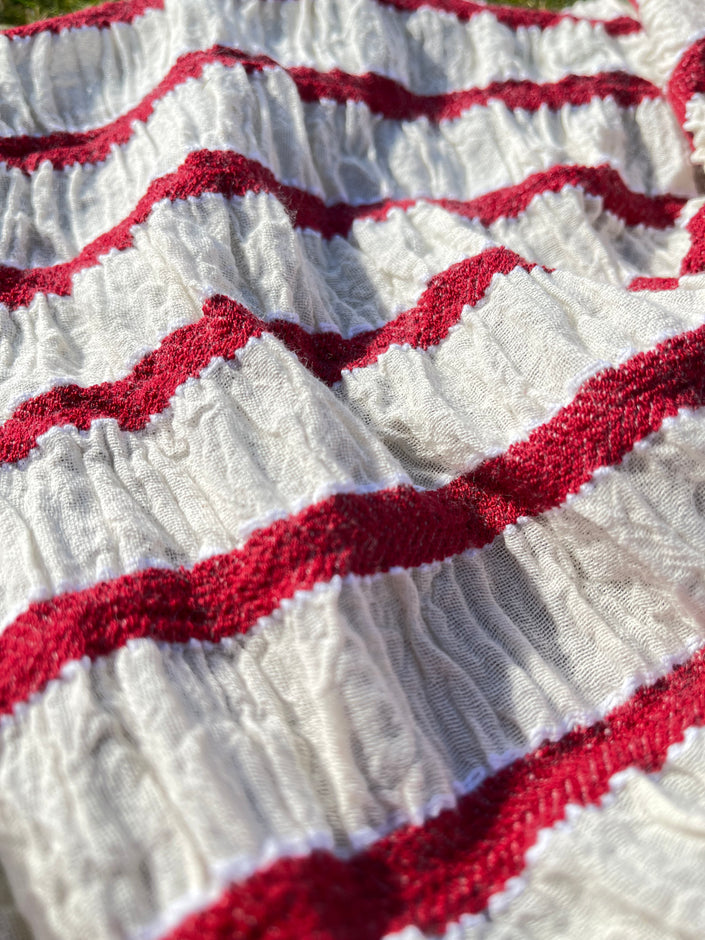 Tissu froissé en coton turc texturé spécial à rayures rouges : qualité unique pour les robes d'été kimono et les tenues de nouveau-né | Options de gaze, transparentes et extensibles