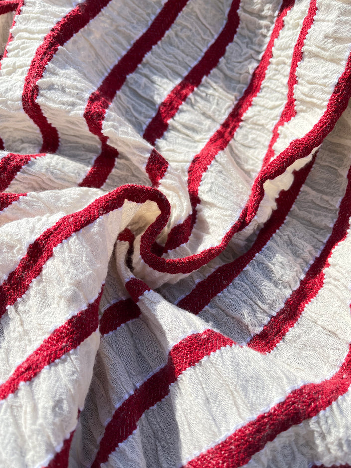 Tissu froissé en coton turc texturé spécial à rayures rouges : qualité unique pour les robes d'été kimono et les tenues de nouveau-né | Options de gaze, transparentes et extensibles