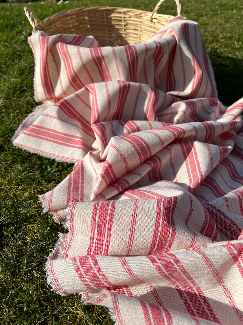 Kırmızı Çizgili Ağır Ağırlık Yumuşatılmış Keten Pamuklu Kumaş Metre 200g/m2 - Döşemelik Çizgili Fransız Stili - Doğal Döşemelik Kumaşlar 235 CM Genişlik