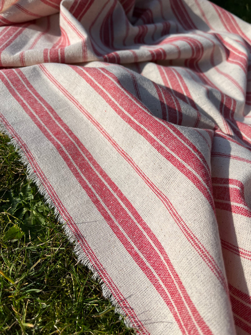 Kırmızı Çizgili Ağır Ağırlık Yumuşatılmış Keten Pamuklu Kumaş Metre 200g/m2 - Döşemelik Çizgili Fransız Stili - Doğal Döşemelik Kumaşlar 235 CM Genişlik