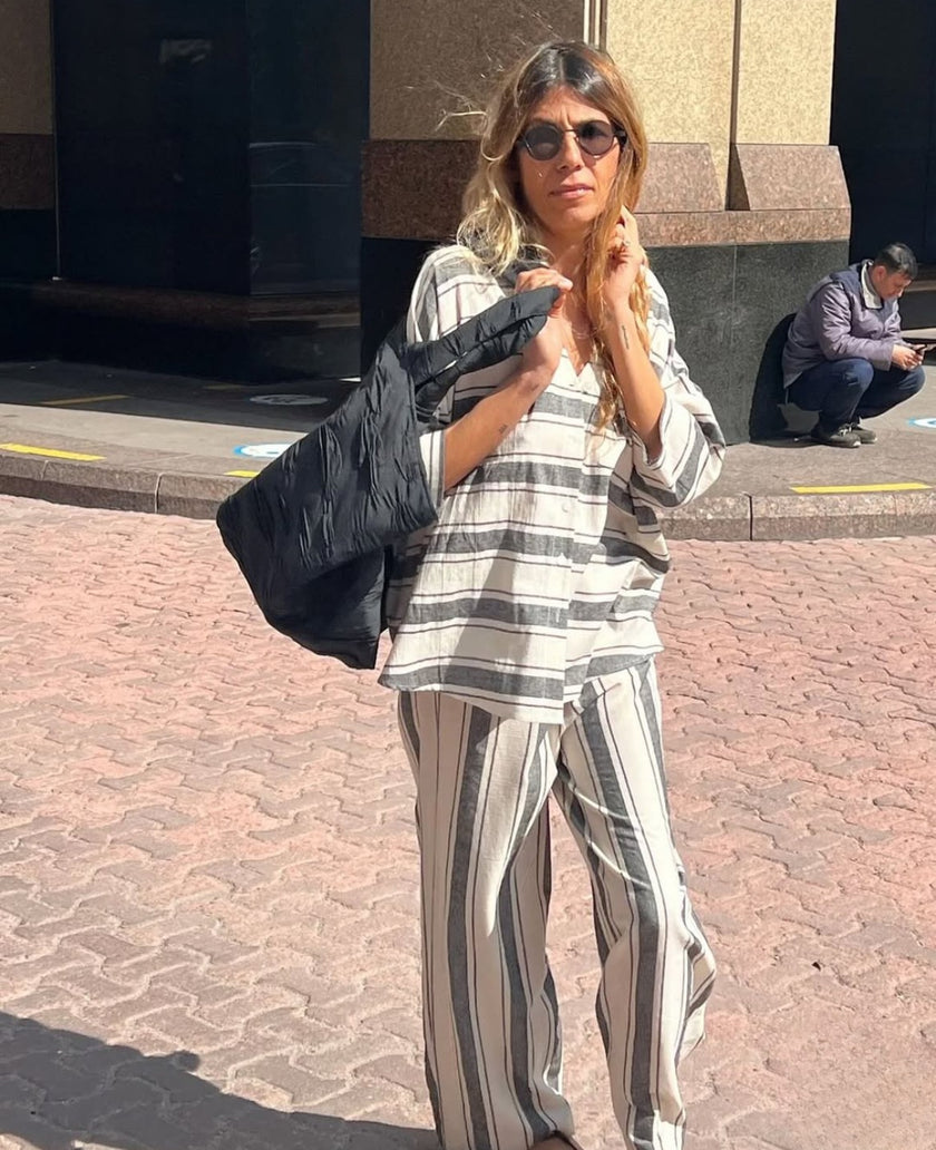 Tissu naturel en gaze de coton à rayures noires.