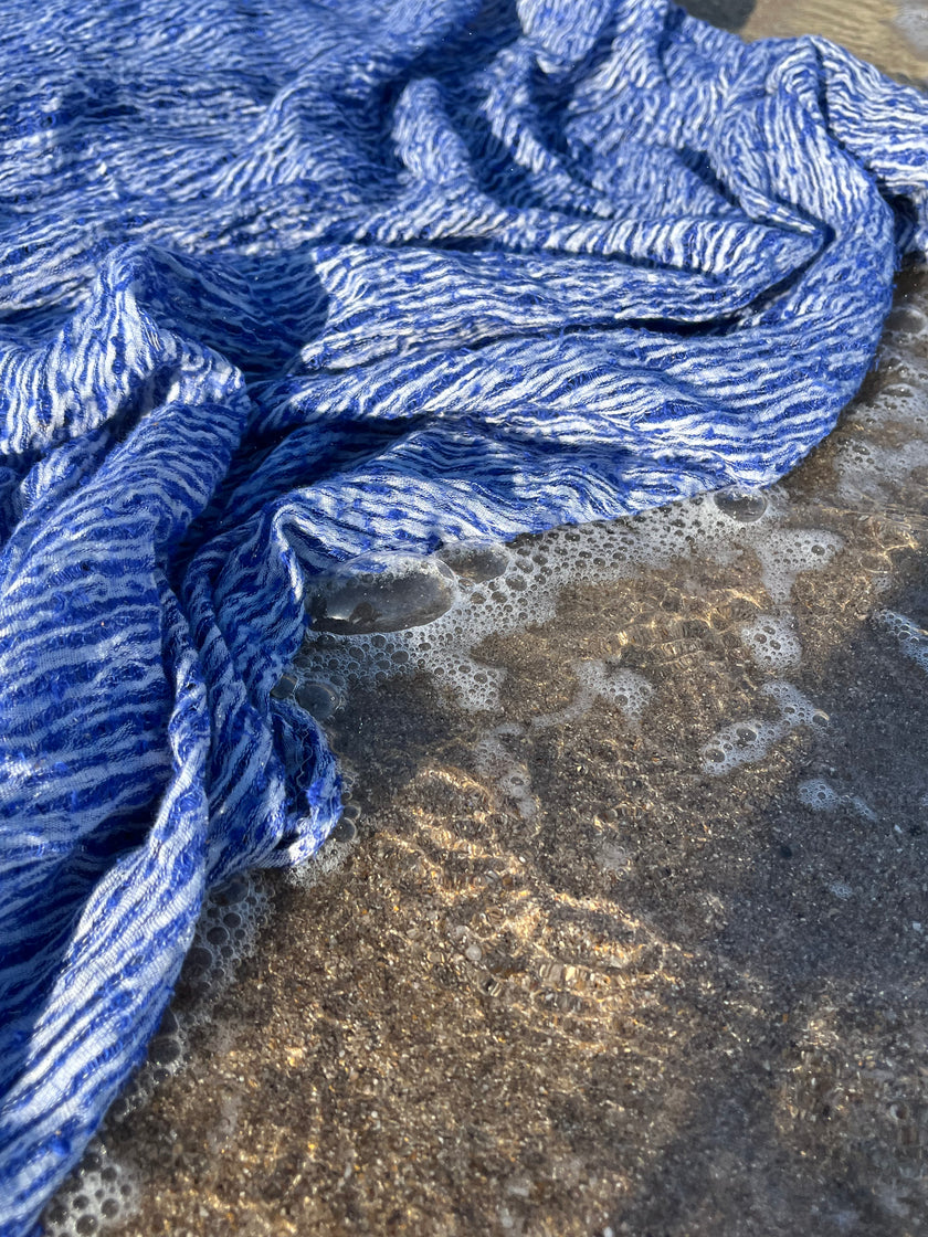 Tissus naturels uniques Sax Blue : mélange de lin en coton funky, transparent et texturé | Tissus spéciaux de qualité avec texture 3D pour les créations estivales.