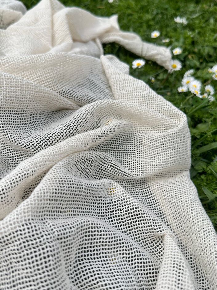 Tissu biologique doux en coton maillé, blanc écru - options de couleur noire disponibles, tissu en maille fluide transparent et doux.