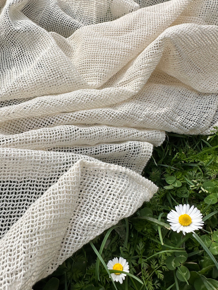 Tissu biologique doux en coton maillé, blanc écru - options de couleur noire disponibles, tissu en maille fluide transparent et doux.