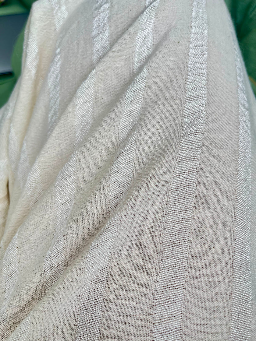 Metre ile Gri Çizgili Nötr Organik Pamuklu Kumaş, Çizgili Buruşuk Kumaş, Geniş En.