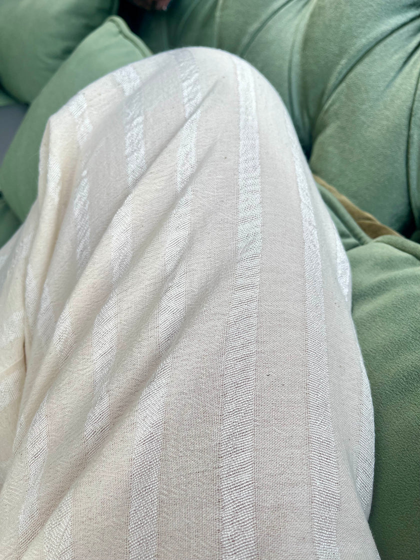 Metre ile Gri Çizgili Nötr Organik Pamuklu Kumaş, Çizgili Buruşuk Kumaş, Geniş En.