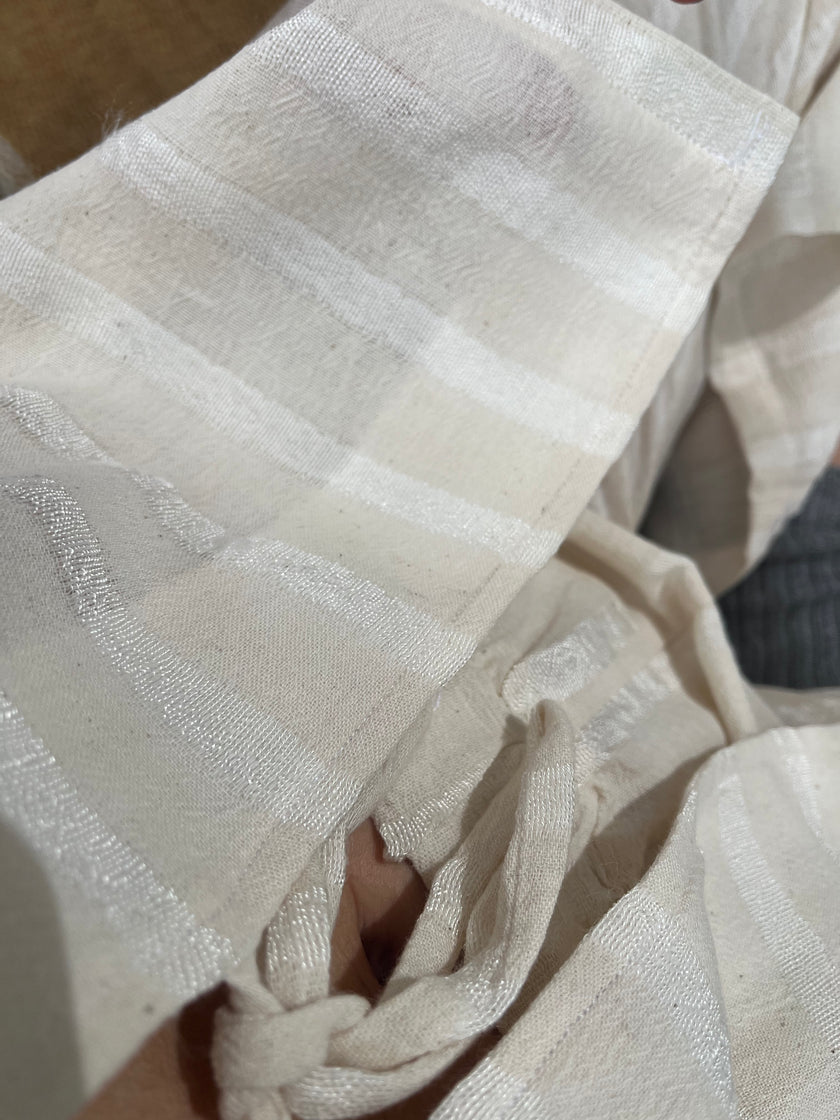 Metre ile Gri Çizgili Nötr Organik Pamuklu Kumaş, Çizgili Buruşuk Kumaş, Geniş En.