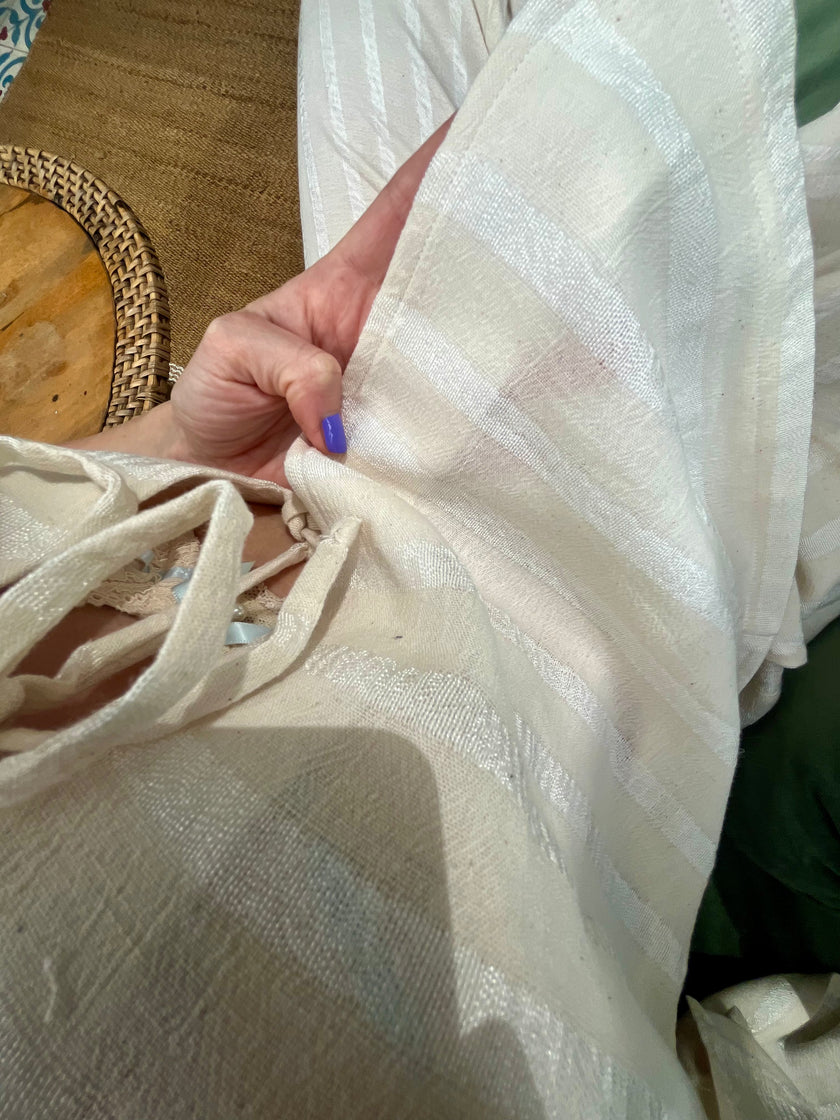 Metre ile Gri Çizgili Nötr Organik Pamuklu Kumaş, Çizgili Buruşuk Kumaş, Geniş En.