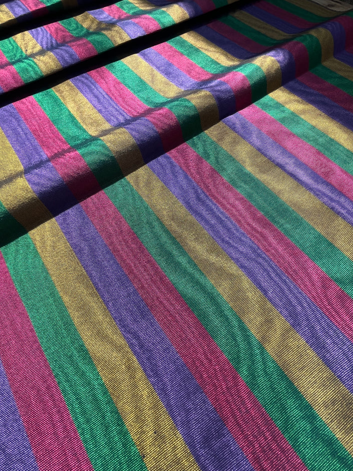 Rembourrage luxueux en soie dorée pour tête de lit ottoman, tissus d'intérieur pour textiles de maison : housses d'oreiller, motifs inspirés du kimono, motifs en filigrane.