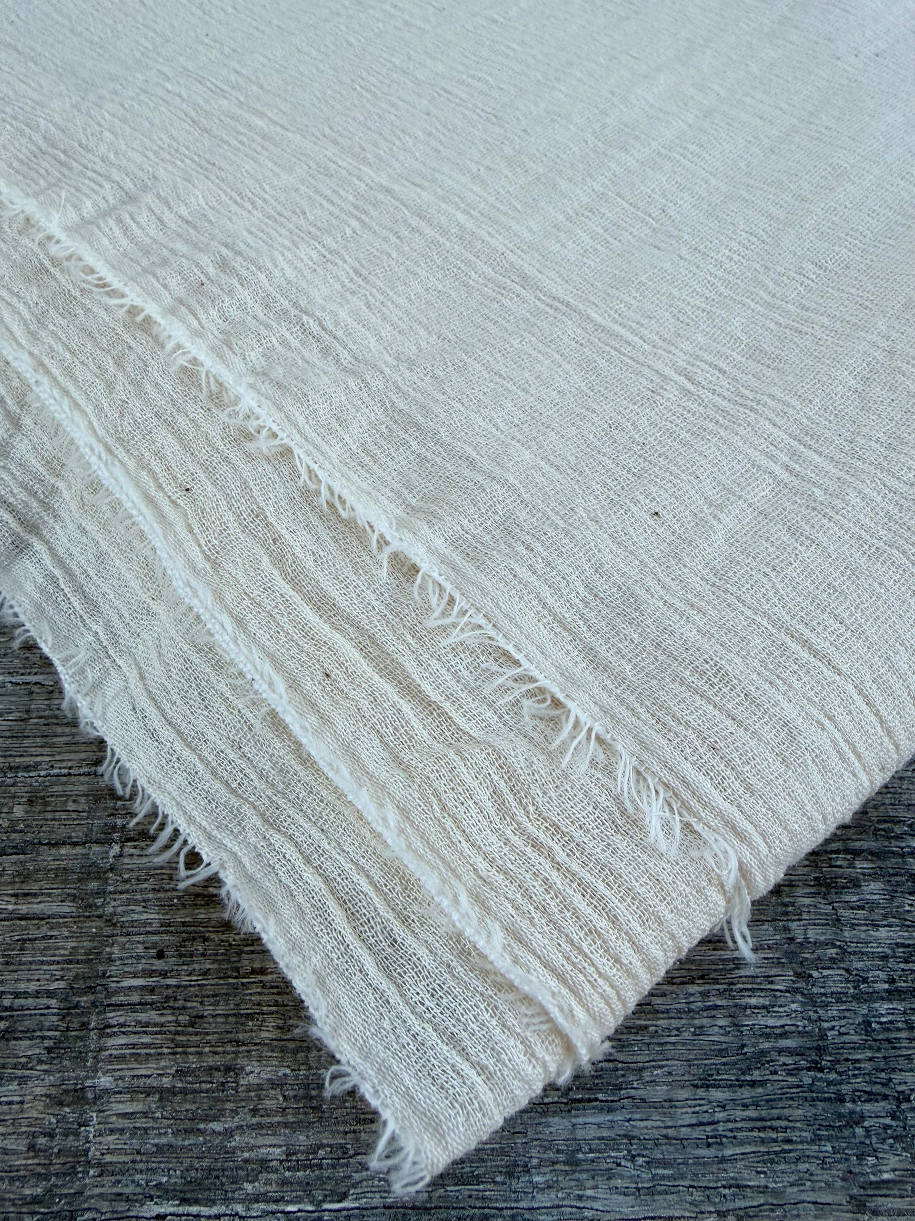 Tissu de gaze froissé de couleur ivoire neutre non blanchi, tissu Sile. Tissu Sile.