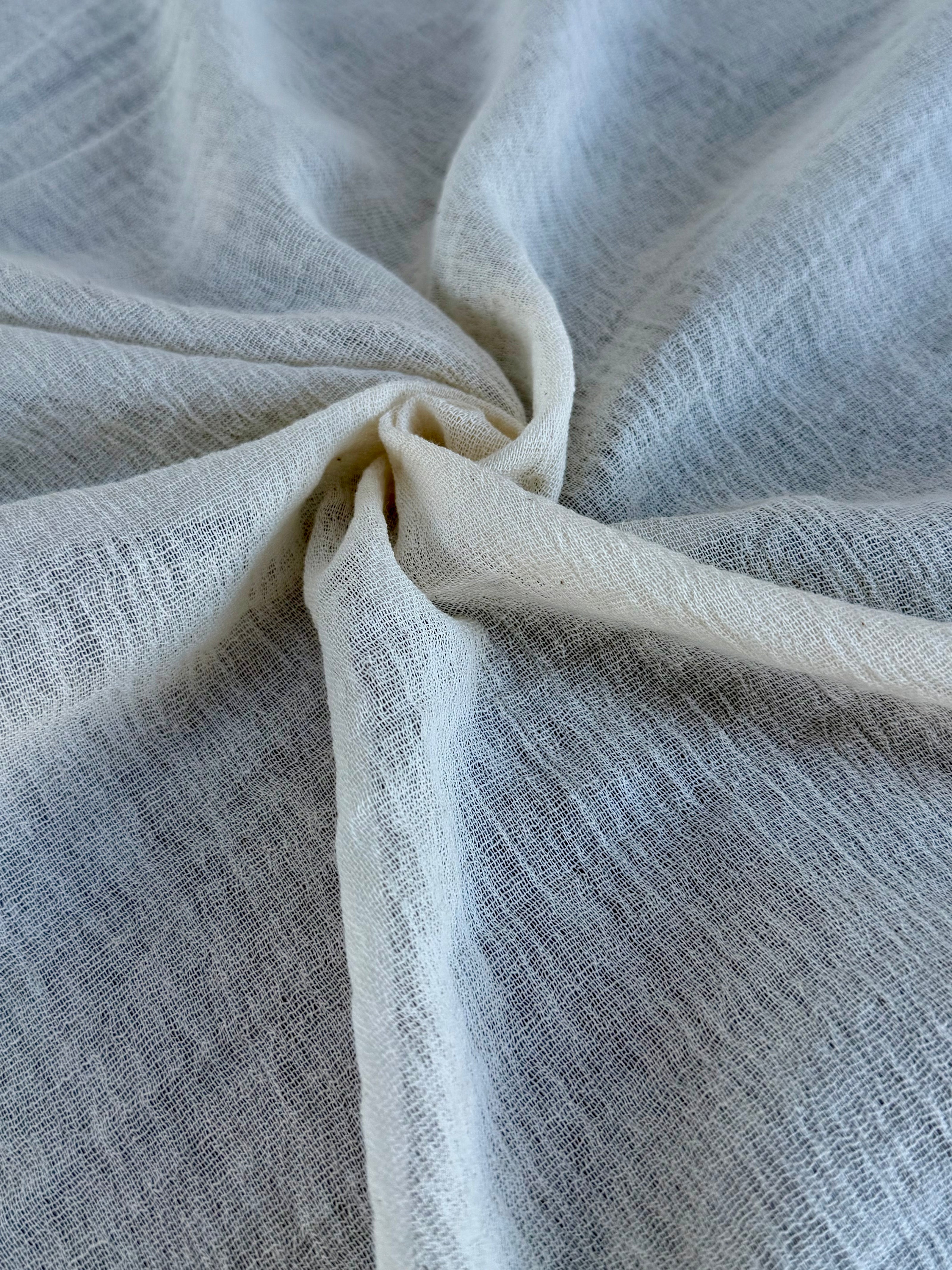 Tissu de gaze froissé de couleur ivoire neutre non blanchi, tissu Sile. Tissu Sile.