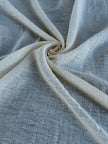 Tissu de gaze froissé de couleur ivoire neutre non blanchi, tissu Sile. Tissu Sile.