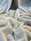 Tissu de gaze froissé de couleur ivoire neutre non blanchi, tissu Sile. Tissu Sile.
