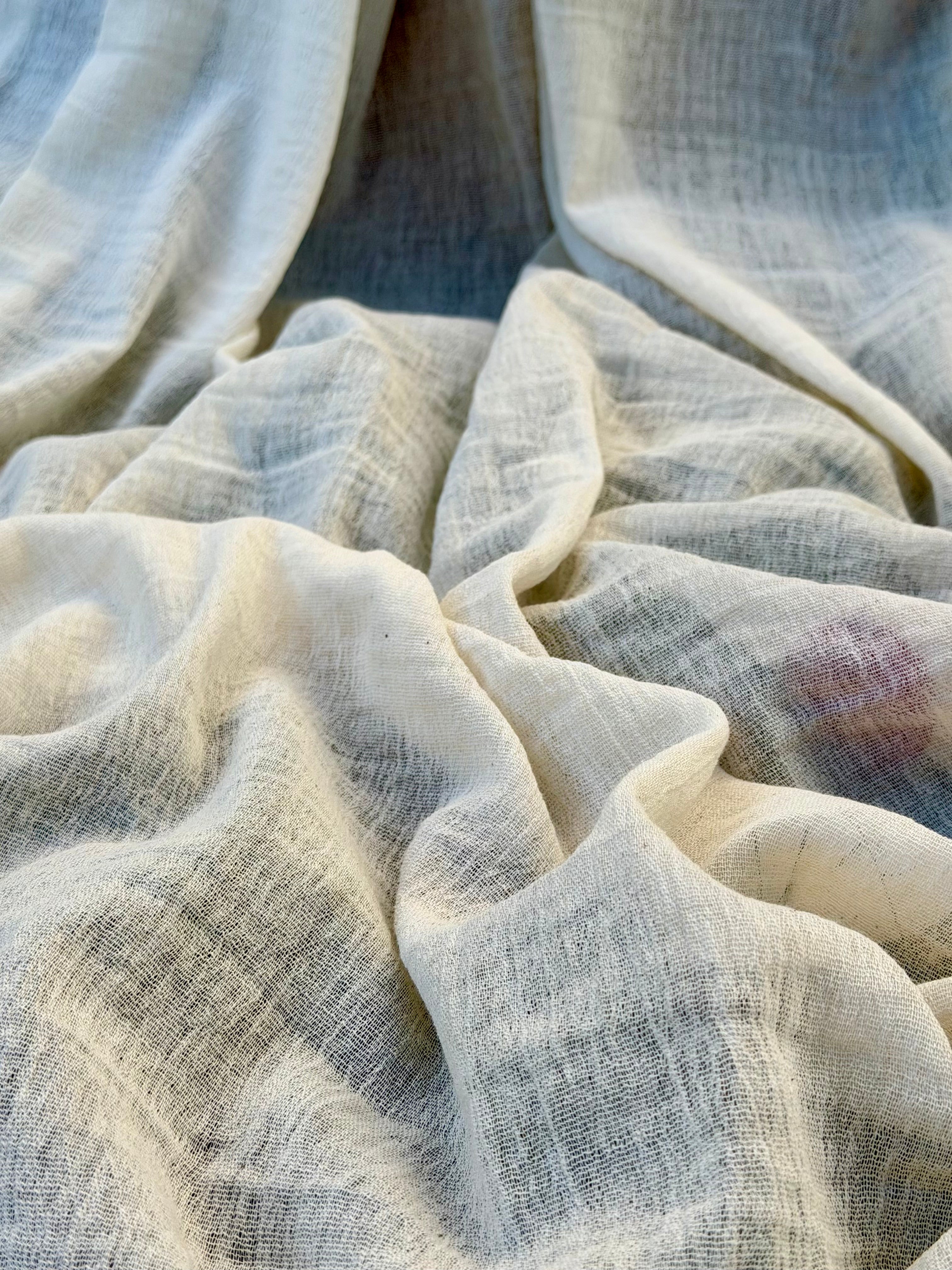 Tissu de gaze froissé de couleur ivoire neutre non blanchi, tissu Sile. Tissu Sile.