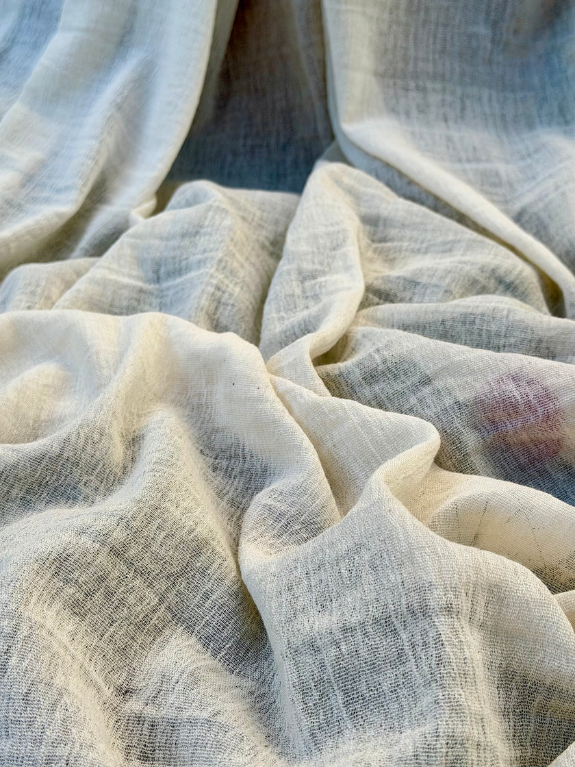 Tissu de gaze froissé de couleur ivoire neutre non blanchi, tissu Sile. Tissu Sile.