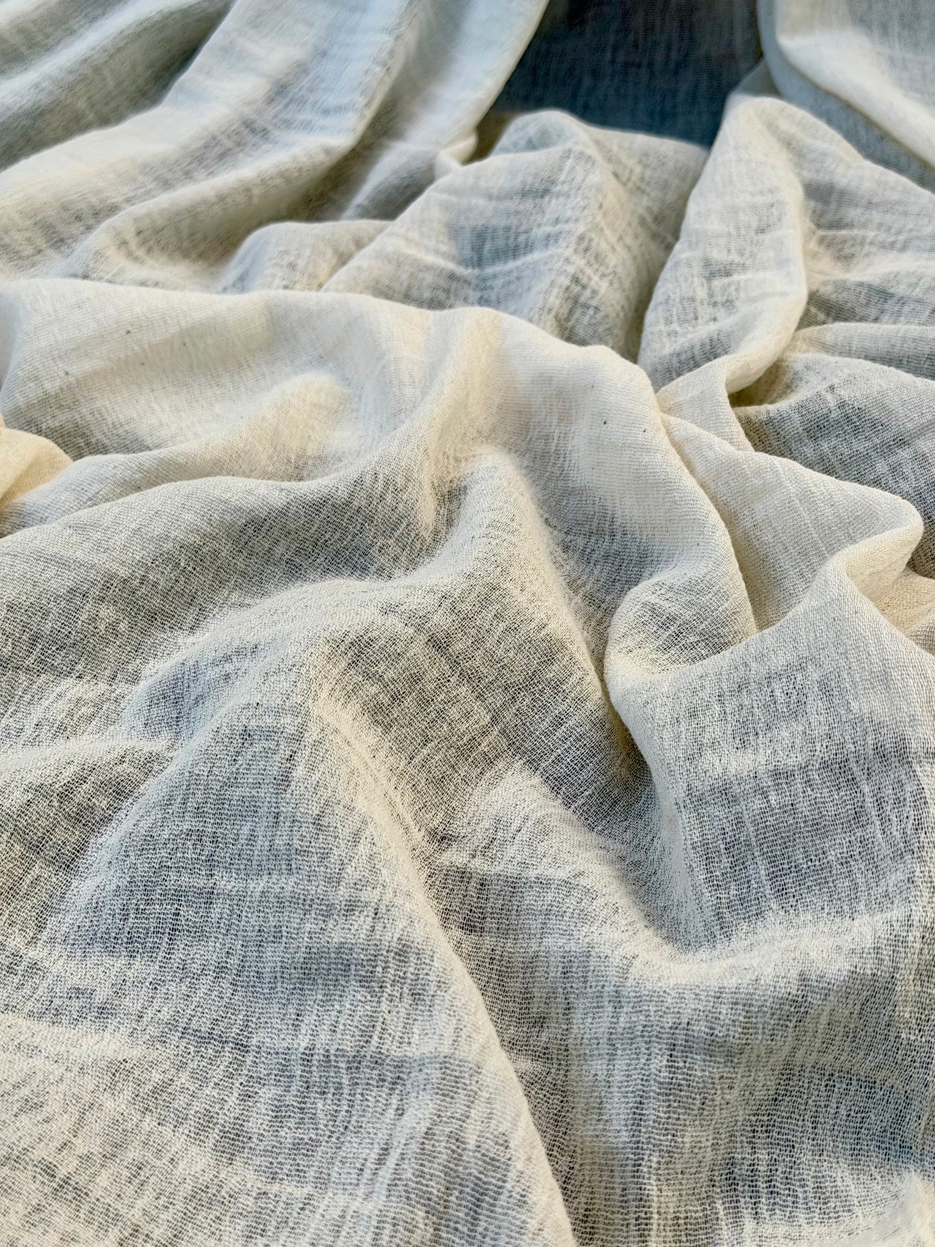 Tissu de gaze froissé de couleur ivoire neutre non blanchi, tissu Sile. Tissu Sile.