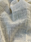Tissu de gaze froissé de couleur ivoire neutre non blanchi, tissu Sile. Tissu Sile.