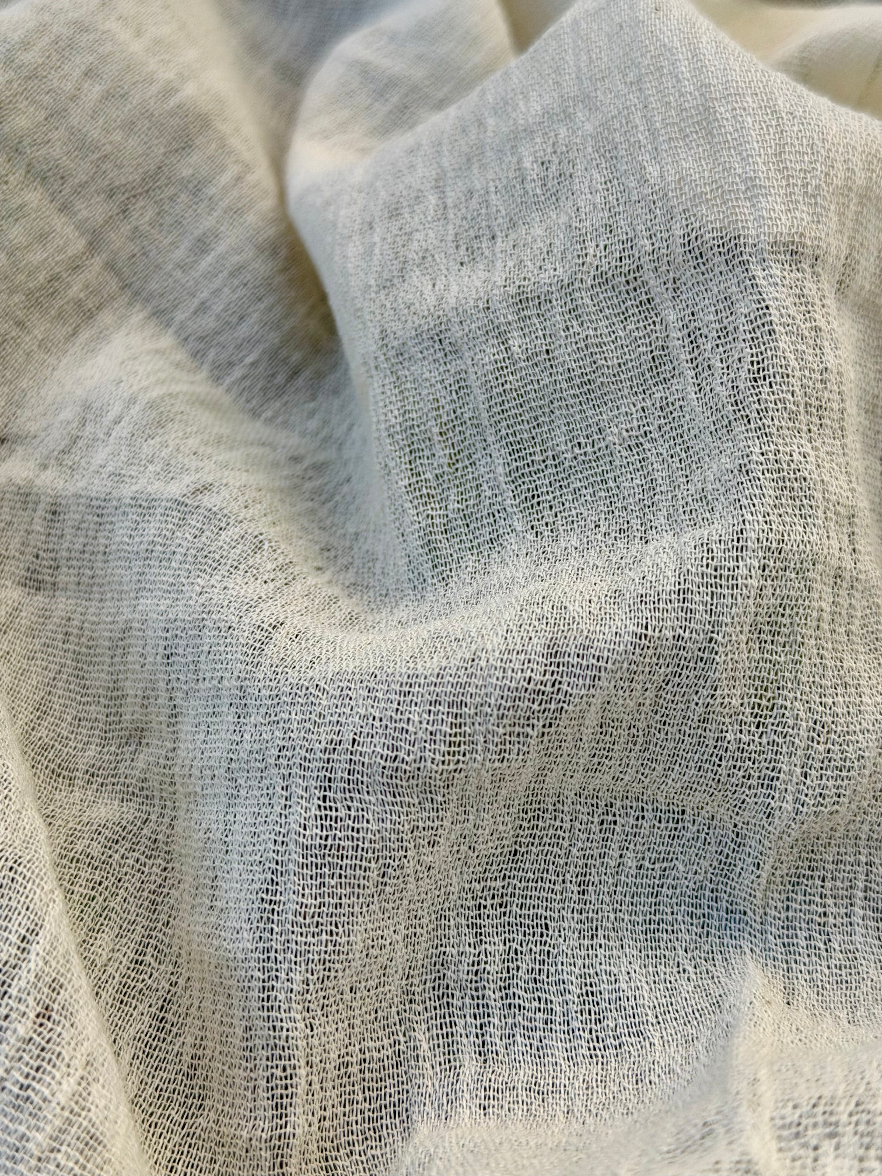 Tissu de gaze froissé de couleur ivoire neutre non blanchi, tissu Sile. Tissu Sile.