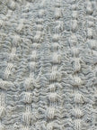 Tissu en coton froissé extensible neutre, surface texturée, coton tissé à la main blanc cassé, coton beige biologique semi-transparent et non blanchi.