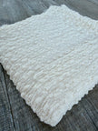 Tissu en coton froissé extensible neutre, surface texturée, coton tissé à la main blanc cassé, coton beige biologique semi-transparent et non blanchi.