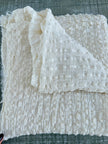 Tissu en coton froissé extensible neutre, surface texturée, coton tissé à la main blanc cassé, coton beige biologique semi-transparent et non blanchi.