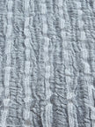 Tissu en coton froissé extensible neutre, surface texturée, coton tissé à la main blanc cassé, coton beige biologique semi-transparent et non blanchi.