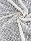 Tissu en coton froissé extensible neutre, surface texturée, coton tissé à la main blanc cassé, coton beige biologique semi-transparent et non blanchi.