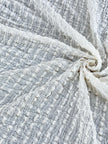 Tissu en coton froissé extensible neutre, surface texturée, coton tissé à la main blanc cassé, coton beige biologique semi-transparent et non blanchi.