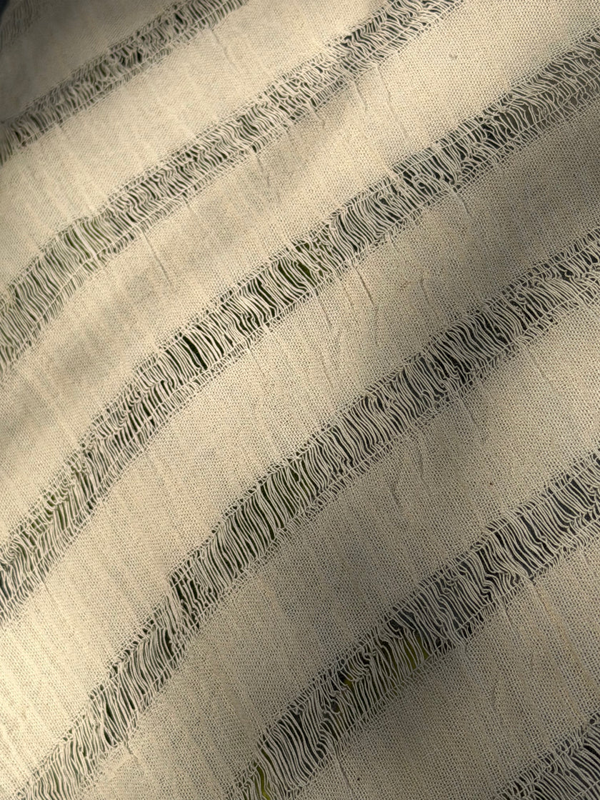 Tissu en coton froissé extensible neutre, surface texturée, coton tissé à la main blanc cassé, coton beige biologique semi-transparent et non blanchi.