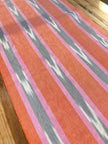Rembourrage luxueux en soie dorée pour tête de lit ottoman, tissus d'intérieur pour textiles de maison : housses d'oreiller, motifs inspirés du kimono, motifs en filigrane.