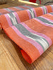 Rembourrage luxueux en soie dorée pour tête de lit ottoman, tissus d'intérieur pour textiles de maison : housses d'oreiller, motifs inspirés du kimono, motifs en filigrane.