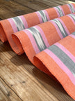 Rembourrage luxueux en soie dorée pour tête de lit ottoman, tissus d'intérieur pour textiles de maison : housses d'oreiller, motifs inspirés du kimono, motifs en filigrane.