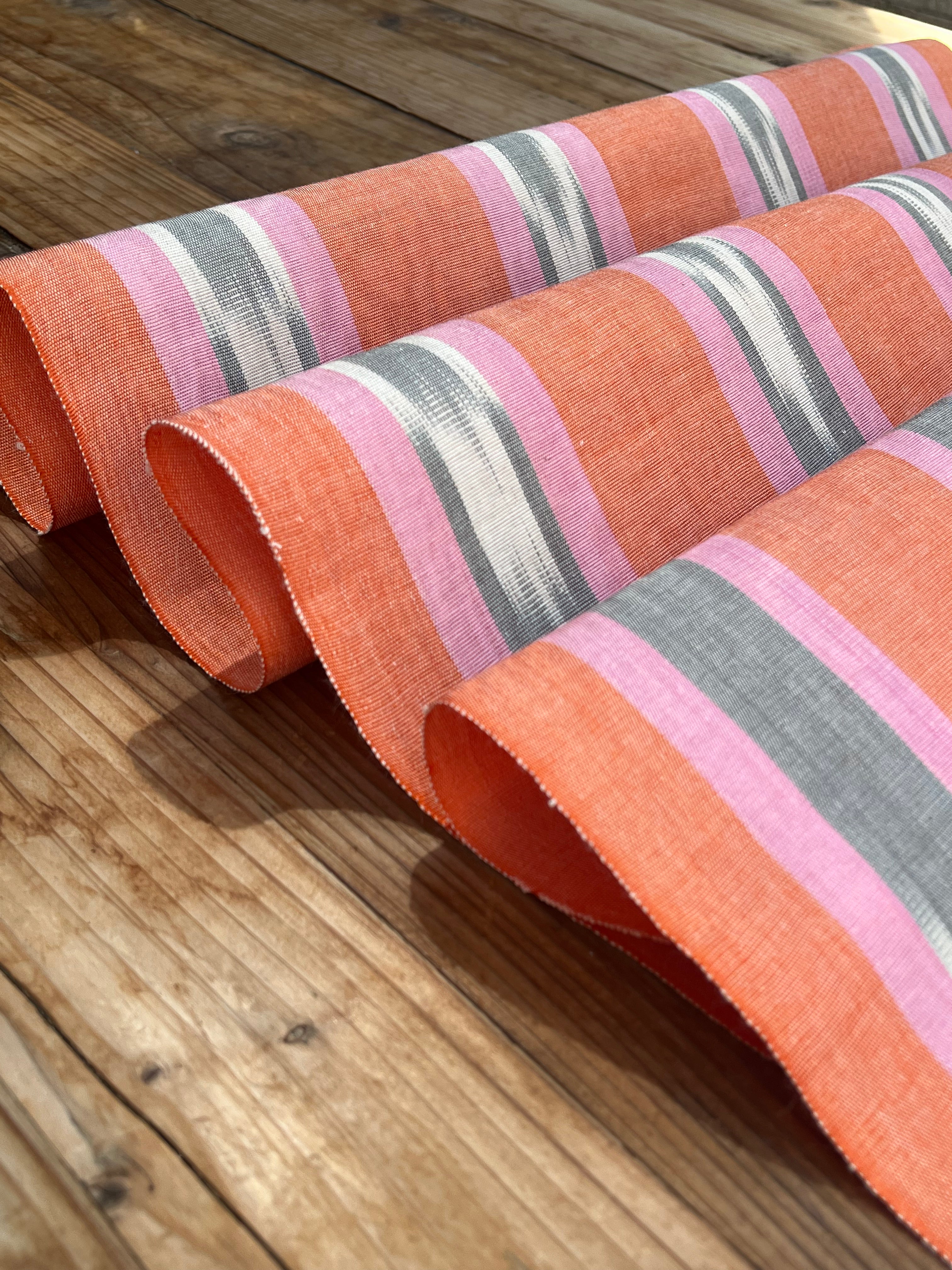 Rembourrage luxueux en soie dorée pour tête de lit ottoman, tissus d'intérieur pour textiles de maison : housses d'oreiller, motifs inspirés du kimono, motifs en filigrane.