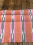 Rembourrage luxueux en soie dorée pour tête de lit ottoman, tissus d'intérieur pour textiles de maison : housses d'oreiller, motifs inspirés du kimono, motifs en filigrane.