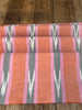 Rembourrage luxueux en soie dorée pour tête de lit ottoman, tissus d'intérieur pour textiles de maison : housses d'oreiller, motifs inspirés du kimono, motifs en filigrane.