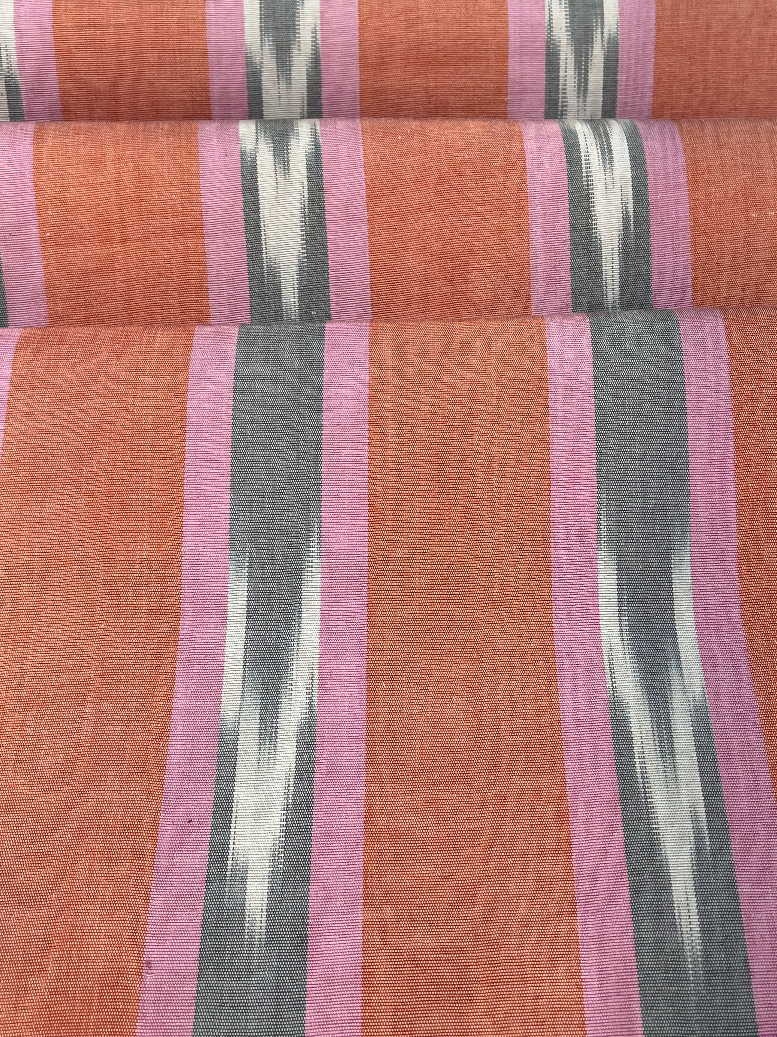Rembourrage luxueux en soie dorée pour tête de lit ottoman, tissus d'intérieur pour textiles de maison : housses d'oreiller, motifs inspirés du kimono, motifs en filigrane.