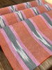 Rembourrage luxueux en soie dorée pour tête de lit ottoman, tissus d'intérieur pour textiles de maison : housses d'oreiller, motifs inspirés du kimono, motifs en filigrane.