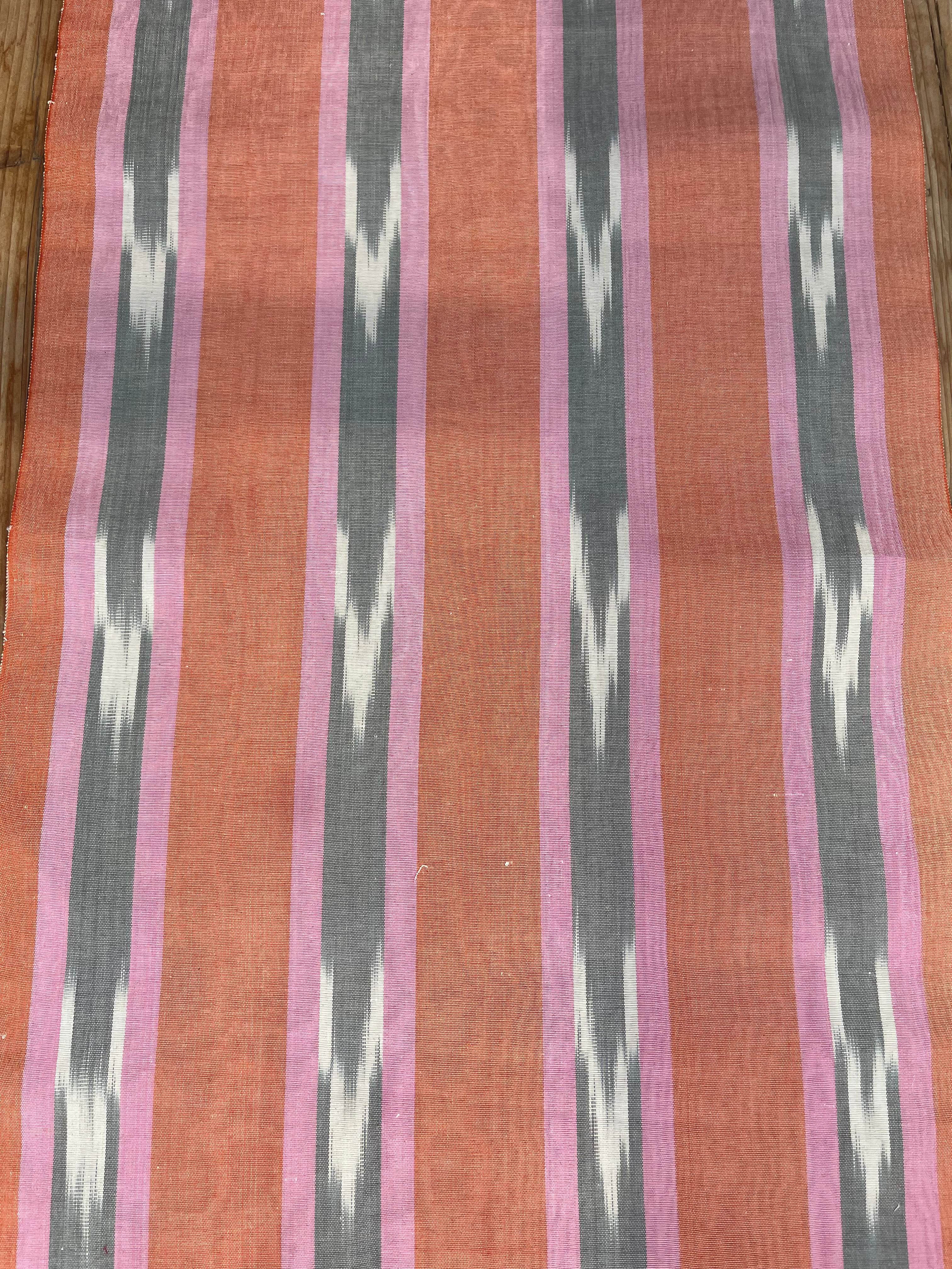 Rembourrage luxueux en soie dorée pour tête de lit ottoman, tissus d'intérieur pour textiles de maison : housses d'oreiller, motifs inspirés du kimono, motifs en filigrane.