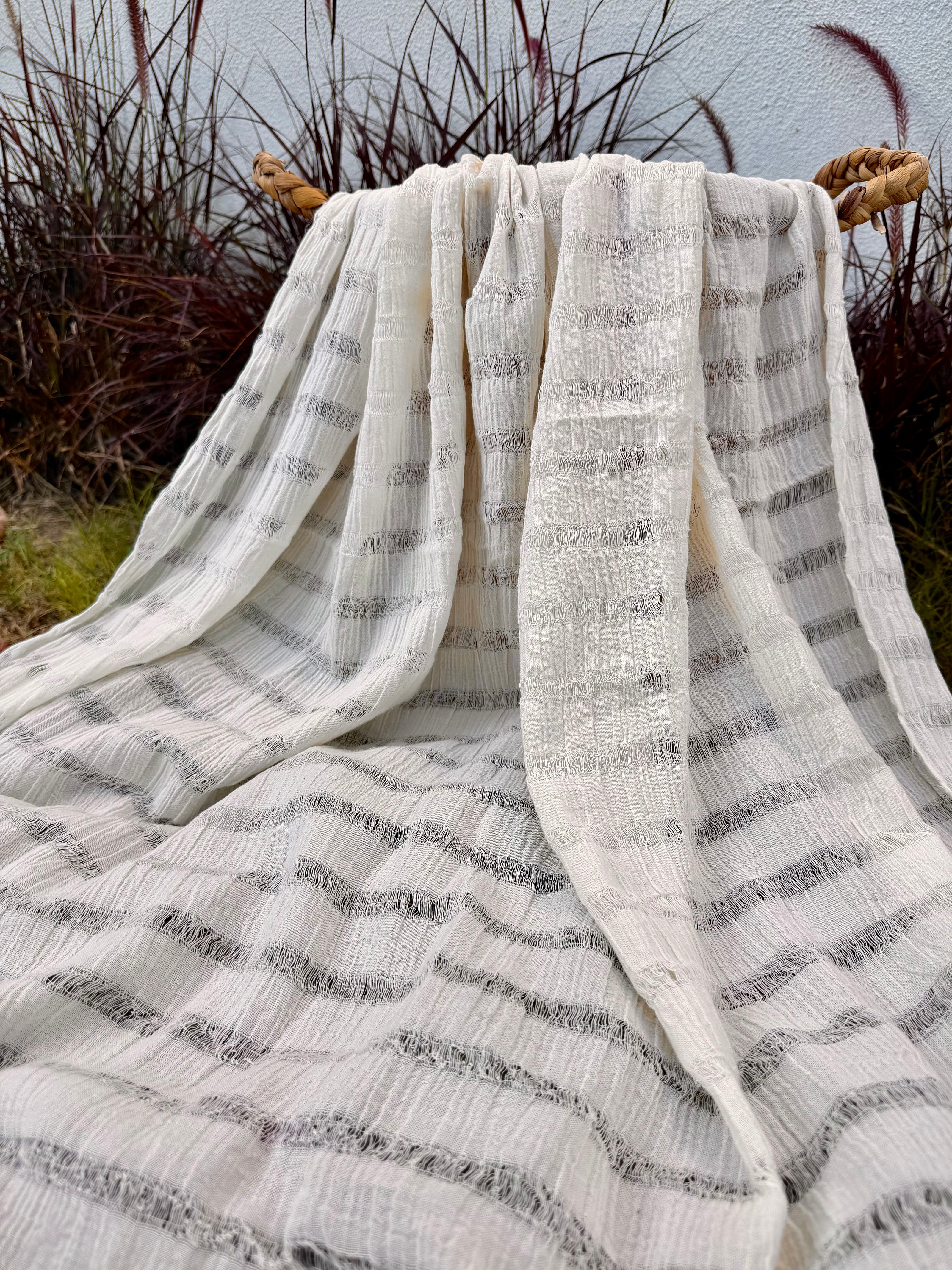 Tissu en coton froissé extensible neutre, surface texturée, coton tissé à la main blanc cassé, coton beige biologique semi-transparent et non blanchi.