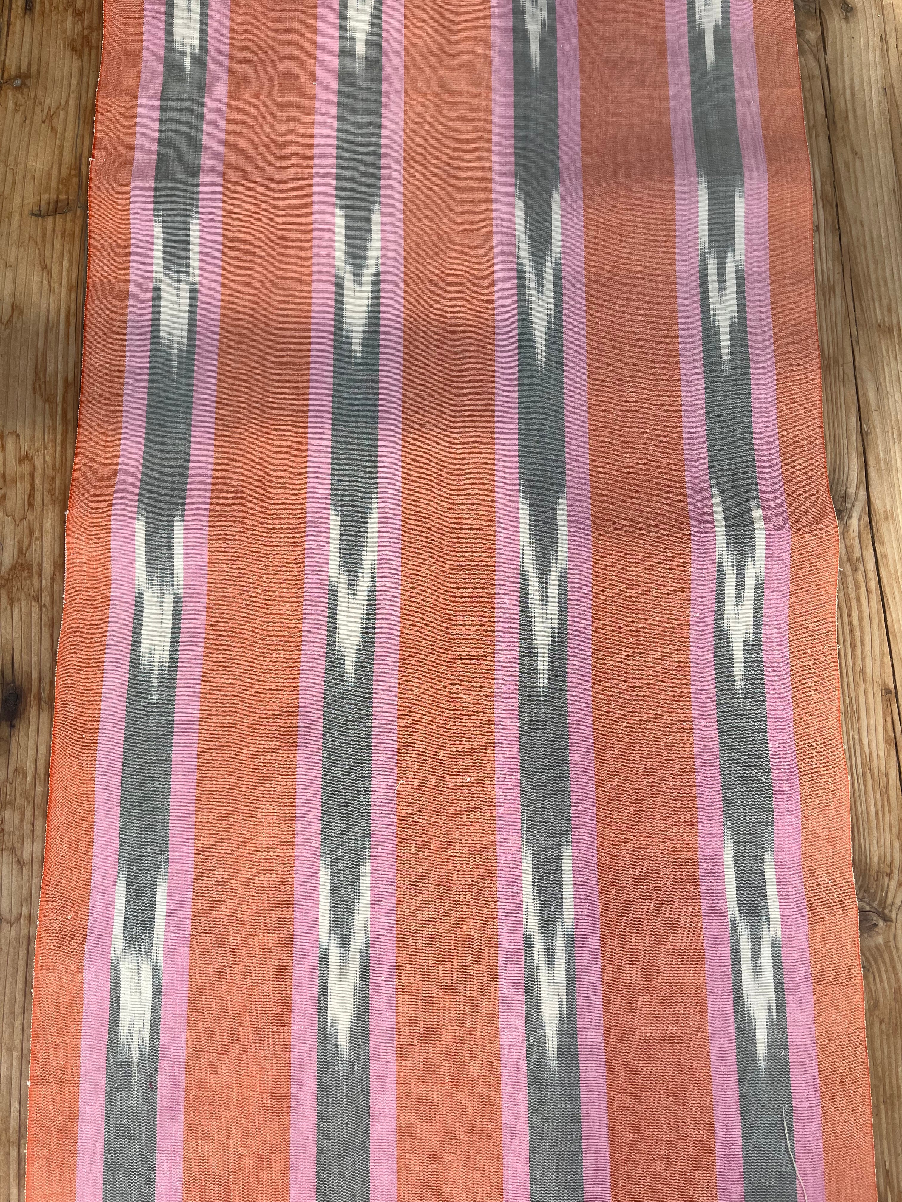 Rembourrage luxueux en soie dorée pour tête de lit ottoman, tissus d'intérieur pour textiles de maison : housses d'oreiller, motifs inspirés du kimono, motifs en filigrane.