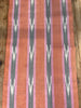 Rembourrage luxueux en soie dorée pour tête de lit ottoman, tissus d'intérieur pour textiles de maison : housses d'oreiller, motifs inspirés du kimono, motifs en filigrane.