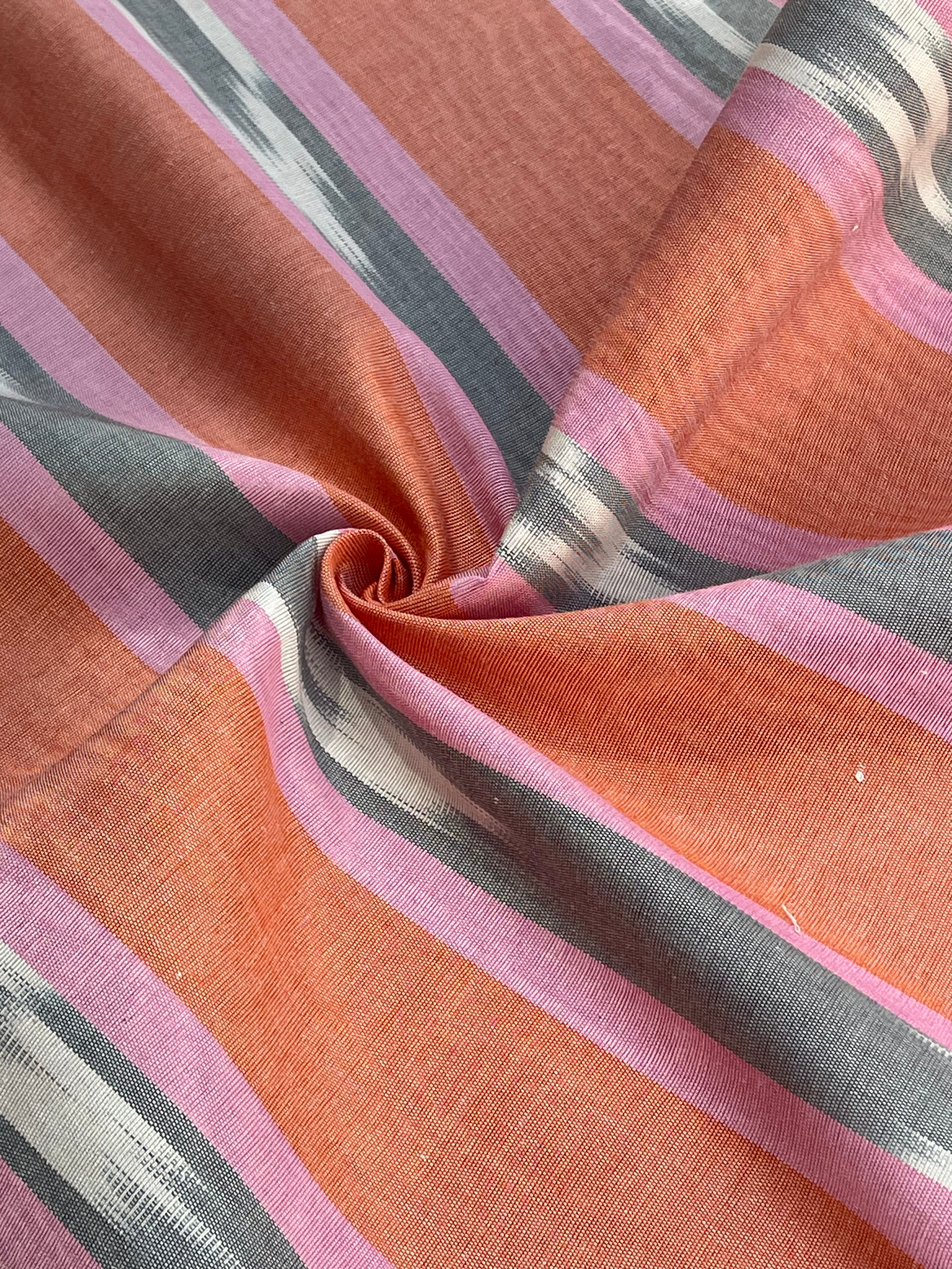 Rembourrage luxueux en soie dorée pour tête de lit ottoman, tissus d'intérieur pour textiles de maison : housses d'oreiller, motifs inspirés du kimono, motifs en filigrane.