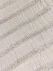 Tissu en coton froissé extensible neutre, surface texturée, coton tissé à la main blanc cassé, coton beige biologique semi-transparent et non blanchi.