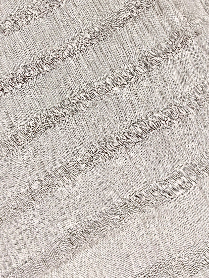 Tissu en coton froissé extensible neutre, surface texturée, coton tissé à la main blanc cassé, coton beige biologique semi-transparent et non blanchi.