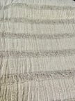Tissu en coton froissé extensible neutre, surface texturée, coton tissé à la main blanc cassé, coton beige biologique semi-transparent et non blanchi.