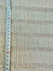 Tissu en coton froissé extensible neutre, surface texturée, coton tissé à la main blanc cassé, coton beige biologique semi-transparent et non blanchi.