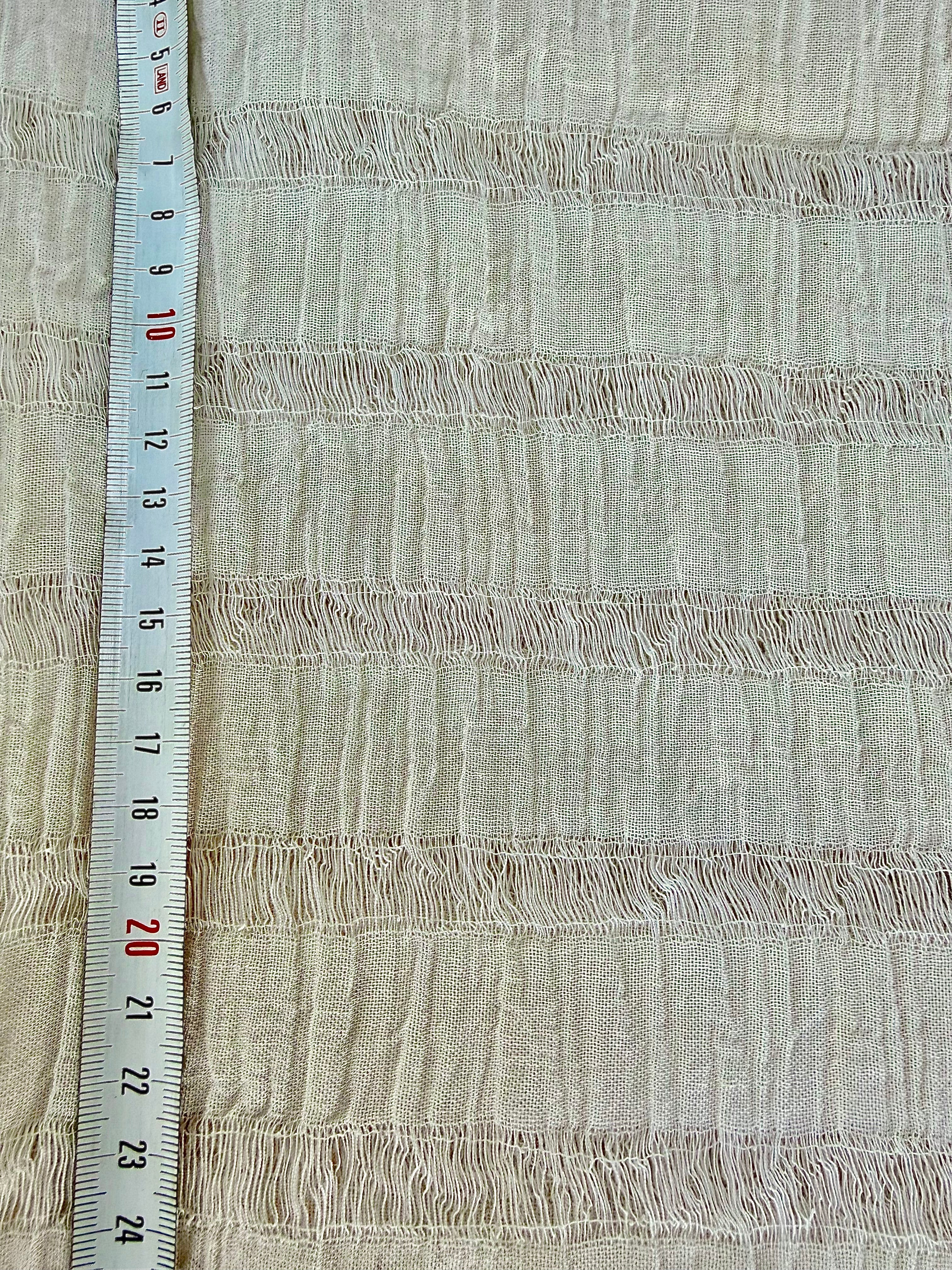 Tissu en coton froissé extensible neutre, surface texturée, coton tissé à la main blanc cassé, coton beige biologique semi-transparent et non blanchi.